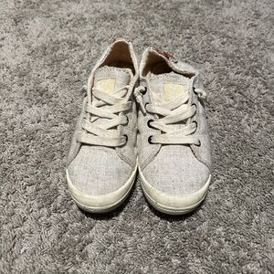 Roxy canvas shoes. (Light tan)